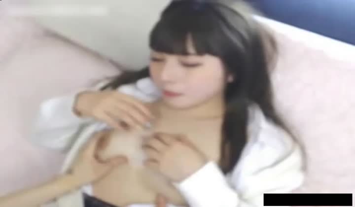 韩国美女与男友宾馆开房嘿呦自拍表情销魂，我一旁拍...