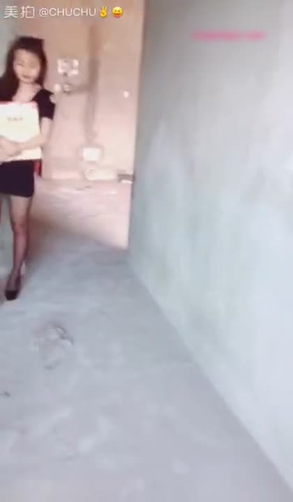 【重磅福利】性感漂亮的售楼小姐带客户看房子时因为...