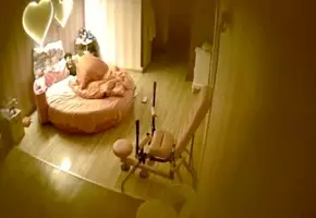 先骗男友说已到家却来开房间 干的太狠让她开始发浪